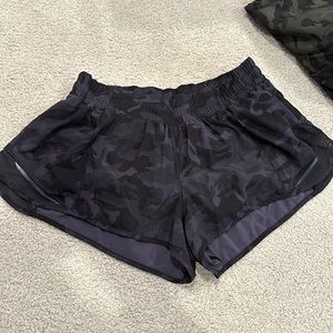 Lululemon black and gray camo hottie hot short, 2.5 inch inseam